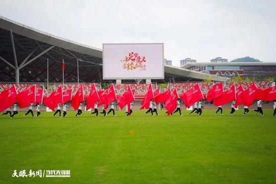 第21分钟，罗马禁区正前沿获得任意球机会，扎莱夫斯基主罚直接攻门，球打高了！